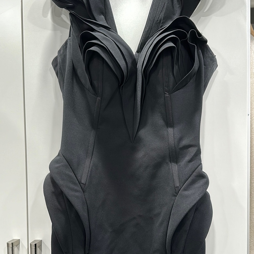 Elegant Black Evening Dress - Picture 2 of 3